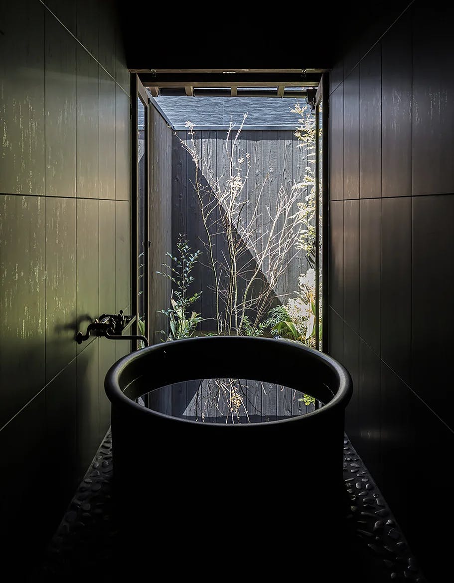 Maana Kyoto bathtub and garden